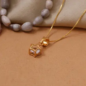 Collier pendentif tendance en acier inoxydable plaqué or avec accent en zircone cubique - Product Image 1