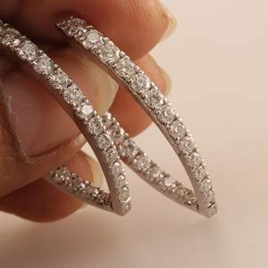 Pendientes de aro de diamante de corte redondo para mujer - Product Image 5