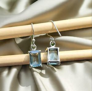 Boucles d'oreilles clous en argent sterling plaqué or avec topaze bleu ciel, design mignon, pierre de naissance de décembre, cadeau élégant pour femme, idéal pour les fêtes - Product Image 5