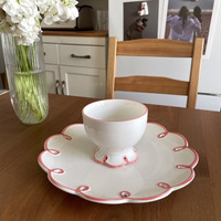 Assiette à gâteau de mariage et petit-déjeuner en porcelaine creuse gaufrée à bord rouge, faite à la main, style rétro français, 8 pouces, mignonne et féminine