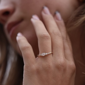 Bague de fiançailles CZ blanche coupe ovale 8x6mm | Bague de promesse à trois pierres pour femme | Fournisseur de bijoux d'anniversaire de mariage en argent 925 - Product Image 2