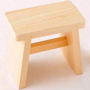 Chaise <span class=keywords><strong>de</strong></span> <span class=keywords><strong>bain</strong></span> élégante en bois <span class=keywords><strong>de</strong></span> pin dans le support <span class=keywords><strong>de</strong></span> stockage <span class=keywords><strong>de</strong></span> type debout <span class=keywords><strong>de</strong></span> style japonais traditionnel pour les salles <span class=keywords><strong>de</strong></span> <span class=keywords><strong>bain</strong></span> utilisées avec un pot <span class=keywords><strong>de</strong></span> fleur - Product Image 2