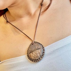 Colección de collares con colgante de concha de coco de estilo étnico artesanal de elegancia ecológica, accesorios de moda ecológicos de Indonesia - Product Image 5