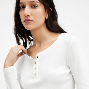 T-shirt Henley blanc à manches longues pour femme, col rond, détails boutonnés, coupe ajustée, décontracté, en coton tricoté - Product Image 6