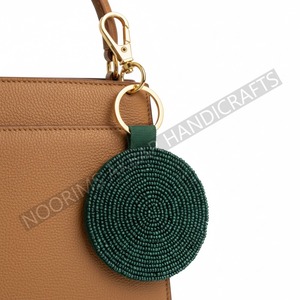 Anillo de abecedario con cuentas hecho a mano para distribuidores enfocados en líneas de productos artesanales personalizados - Product Image 3