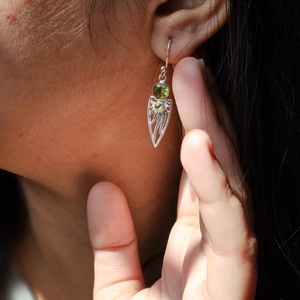 Pendientes colgantes elegantes para mujer Plata fina con peridoto y dos piedras de diferentes formas para bodas, fiestas o regalos - Product Image 6