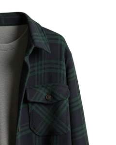 Chemise-veste en flanelle à carreaux vert foncé et noir personnalisée pour homme, manches longues, boutonnée, chaude, avec deux poches poitrine - Product Image 6