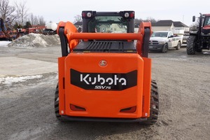 Kubota SSV75 2024, mini-chargeuse sur pneus, 74,3 ch brutes, moteur 4 cylindres, capacité de charge nominale de 2 690 lb, levage vertical, deux vitesses. - Product Image 6
