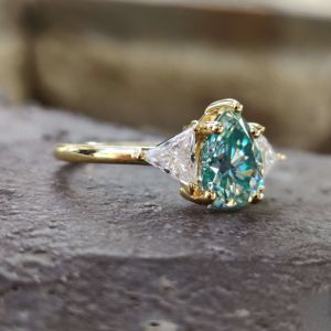 Anillos de compromiso de boda de diamantes de moissanita con corte de tres trillones de piedra en oro macizo de 10kt - Product Image 4