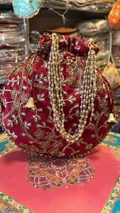 Designer brodé indien beau sac Potli avec bracelets de perles ethnique femmes Zari travail pièce Potli pour faveur de mariage - Product Image 2