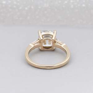Bague de fiançailles pour femme en or jaune, coupe coussin style « Old Mine », certifiée IGI, trois pierres et sertissage à 4 griffes, avec diamants - Product Image 3