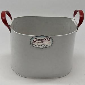 Jardinière creuse Santas conçue en finition métallique classique pour contenir les fleurs de la saison des vacances Poinsettias et les verts d'hiver avec style - Product Image 6