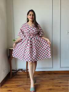 ชุดเดรสผ้าฝ้ายพิมพ์ลายบล็อกสไตล์โบฮีเมียนแบบธรรมชาติสั่งทำพิเศษสำหรับลูกค้าบูติก  ทรงยาวคลุมเข่า  ปรับขนาดเอวได้  เป็นมิตรต่อสิ่งแวดล้อม เหมาะสำหรับฤดูร้อน - Product Image 3