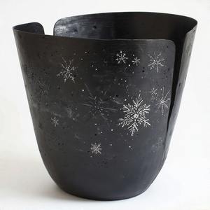 Cesta de árbol de Navidad con acabado antiguo en aluminio martillado, diseñada para agregar elegancia vintage a los ajustes de árboles de temporada. - Product Image 4