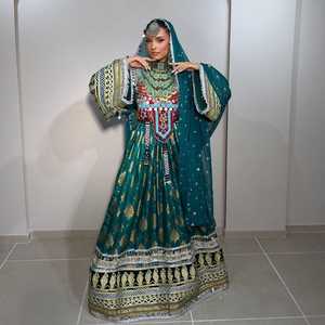 Robes traditionnelles afghanes pour femmes, broderies faites à la main, patchs et dentelle charma avec des pièces de monnaie anciennes afghanes - Product Image 4