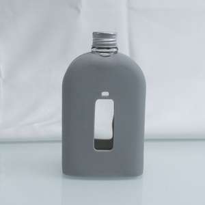 Flasque en verre personnalisée de 8 oz pour hommes avec couvercle de protection en silicone Cadeau de flacon à boire - Product Image 5