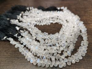 Cuentas facetadas briolette de piedra lunar arcoíris blanco natural 3x5mm forma de gota de lágrima 9 pulgadas hebra larga - Product Image 4