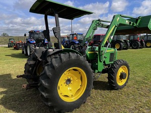 Tractor agrícola original John Deere 5105 usado en buen estado con cargador frontal. Tractor John Deere 5105 4x4 disponible en stock. - Product Image 3