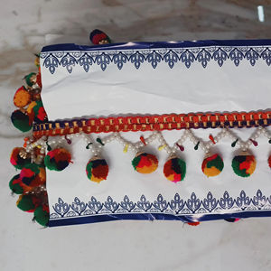 Beau travail d'appliques en dentelle douce pour les robes de créateurs Sarees Dupattas disponibles en rouleaux pour les acheteurs en gros - Product Image 3