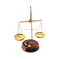 Balance en laiton sur base en bois, balance nautique antique, balance de pesage fonctionnelle, balance en grammes, thème ancien, prix bas
