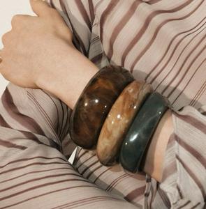 Exclusivos Brazaletes de Resina Hechos a Mano para Mujer, Diseño Moderno, Joyería de Moda, Colores Personalizados para Regalos Empresariales, Exportación Minorista - Product Image 1