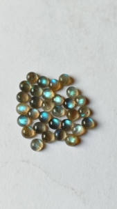 Vente en gros de haute qualité 10mm bleu feu Labradorite pierre de lune Cabochon cristal naturel blanc rouge couleurs de vibration pour bijoux - Product Image 2