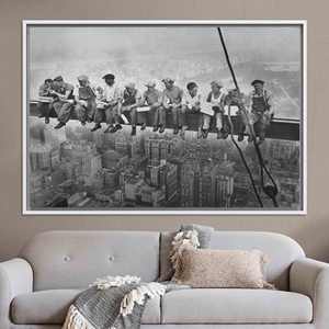 Foto vintage de construcción de Nueva York: Lienzo impreso con vista de un almuerzo sobre un rascacielos, lienzo con marco blanco - Product Image 1