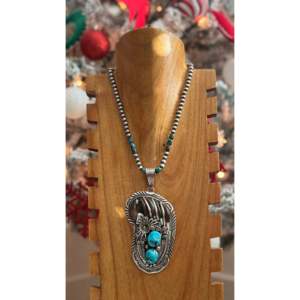 Pendentif grappe griffe d'ours en jade turquoise Charles Johnson, serti clos en or rose, motif chiffres en argent sterling, style Sleeping Beauty - Product Image 1