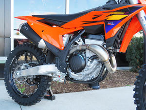 FREE SHIPPING NEW 2026 K_<b>T</b>_M 250 SX-F DIRT BIKE + FREE HELMET - Product Image 4