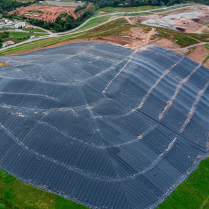 Geomembrana de HDPE Negra de Primera Calidad, Impermeable, con Excelente Durabilidad y Garantía de Fábrica - Product Image 1