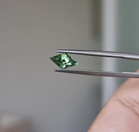 Escudo de pastilla de turmalina verde natural Forma elegante Piedra preciosa suelta verde facetada de Brasil Proveedor al por mayor joyería a precio de fábrica