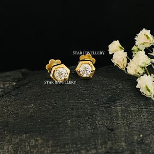 Goujon hexagonal en diamant naturel en or massif 14 carats pour piercing d'oreille. - Product Image 5