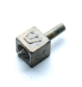 Juego de 4 Dreidels de Resina y Aluminio con Letras Hebreas de Colores Cazenove, Precio al por Mayor, para Decoración del Hogar en Hanukkah, Juguete Festivo - Product Image 3