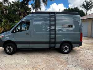 Conversión de Camioneta Sprinter 2500 4x4 2022 a Camper Personalizado, Turbodiésel V6, Tracción en las 4 Ruedas, Carrocería de Techo Alto - Product Image 4