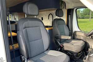 Camioneta Cargo 3500 usada en buen estado, conversión a camper con techo alto extendido, motor V6 - Product Image 4