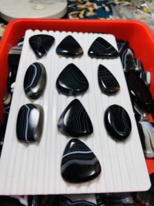 Lot de pierres précieuses en agate noire naturelle à bandes, cabochon de forme libre pour la fabrication de colliers, formes variées - Product Image 2