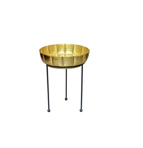 Bol de service en acier inoxydable pur avec finition dorée pour les réglages de table et la décoration - Product Image 1