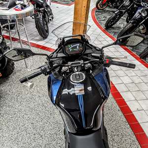 Moto de tourisme 650cc 2026 avec valises latérales et ABS - Product Image 3