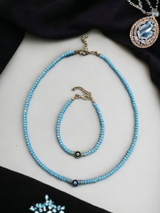 Ensemble collier et bracelet DAFNI en perles de plastique colorées et œil porte-bonheur - Fait main pour la fête des mères et la Saint-Valentin - Product Image 1