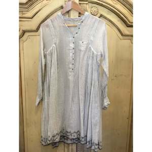 Camiseta informal ARCHIVE a cuadros color carbón, transpirable, con cuello en V, corte holgado, manga larga, estilo diario - Product Image 1