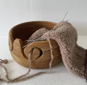 Cuenco de hilo de madera hecho a mano, soporte de ganchillo para tejer, cuenco de almacenamiento de hilo ligero portátil, madera Natural para entusiastas de la artesanía DIY - Product Image 1