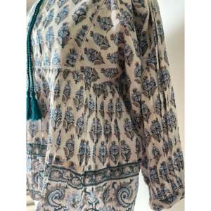Blusa Bohemia para Mujer con Cuello con Volantes, Estampado a Bloques, Cuerpo Cuadrado - Popelina Tejida Color Verde Azulado, Corte Holgado, Talla XL, para Fiesta, Temporada de Otoño - Product Image 3