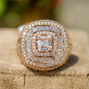 Ced Brilliant Cut Melee Moissanite Anillo para hombre Plata de ley Chapado en rodio Pave Ajuste Hip Hop Joyería KSQUAREGEMS Venta al por mayor - Product Image 1