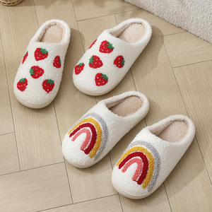 Chaussons d'intérieur tendance en PVC motif chien de dessin animé pour femmes et hommes, idéaux pour l'hiver, Halloween et Noël – Nouveauté très prisée - Product Image 2