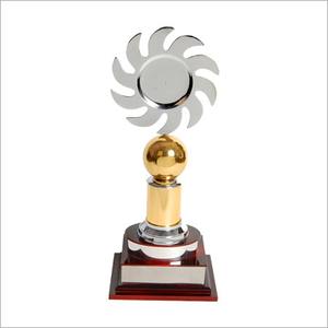 Coupe de trophée en métal de style classique pour cérémonie sportive traditionnelle - Product Image 3