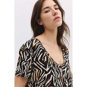 Camiseta Casual de Mujer con Cuello en V, Estampada, con Lazo, Transpirable, de Algodón, Tallas XS XXS, Versión Ajustada, Corta, Verano, Holgada - Product Image 3