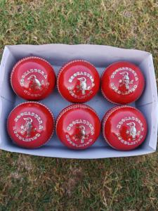 เครื่องทำลูกบอลคริกเก็ตสีแดงแบบเย็บติดโลโก้ได้ตามต้องการ - Product Image 5