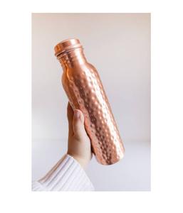 Bouteille d'eau en cuivre pur de conception ayurvédique pour améliorer la digestion, stimuler l'immunité et rester hydraté de manière écologique - Product Image 1