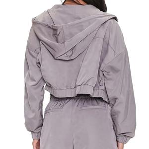 Veste de survêtement en satin de haute qualité au design personnalisé pour femmes ensemble court grande taille à un prix raisonnable pour la saison de printemps - Product Image 4