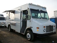 Camions de restauration personnalisés 5,8 m avec carrosserie en acier inoxydable, équipement de cuisson à plaque chauffante, compartiments isolés, pour usage extérieur, à vendre